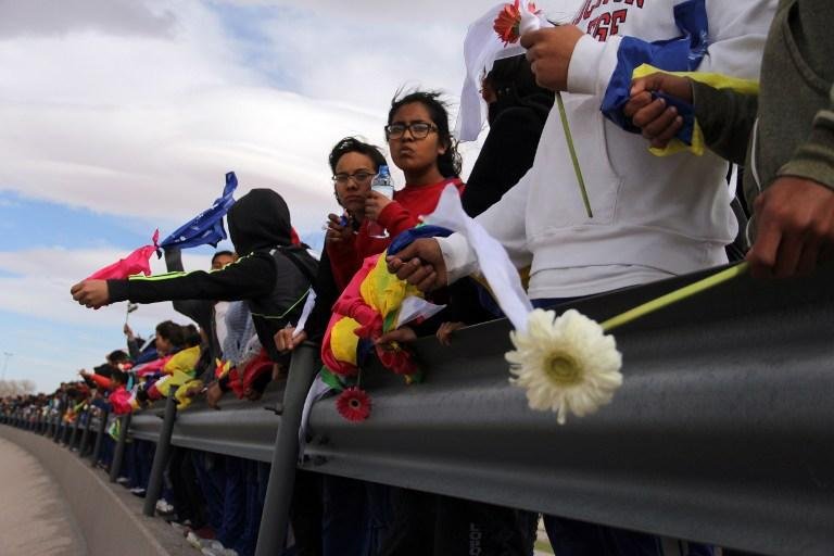 Mexicanos fazem "muro humano" na fronteira contra muro de Trump