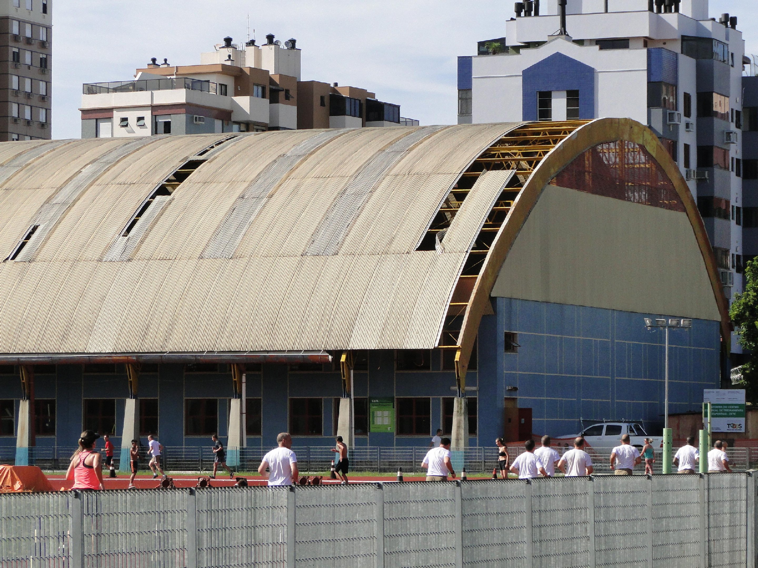 Pavilh&atilde;o do Cete est&aacute; destelhado h&aacute; mais de um ano 