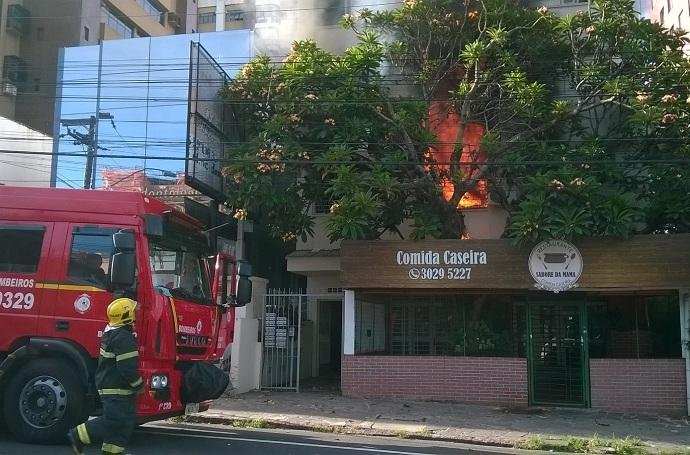 Chamas tomaram os apartamentos por volta das 7h45min deste domingo