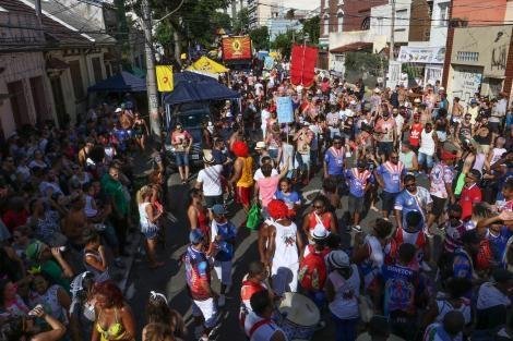Cerca de 30 mil pessoas participam do Carnaval de Rua de Porto Alegre