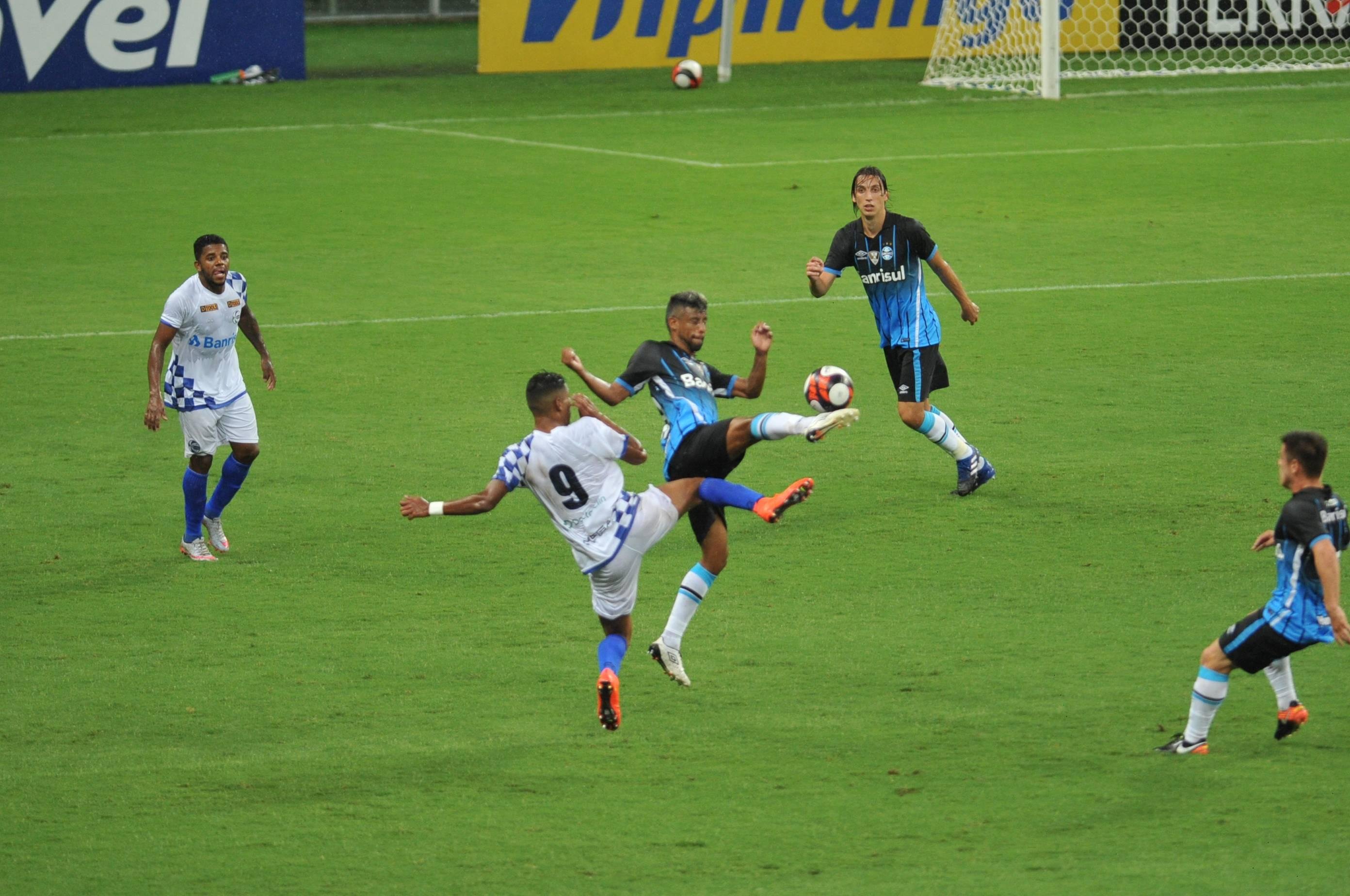 Tricolor parou de jogar ap&oacute;s abrir o placar e foi castigado por gol do Zequinha