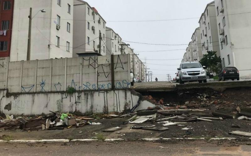 Em Novo Hamburgo, muro de condom&iacute;nio cedeu devido &agrave; for&ccedil;a da chuva 