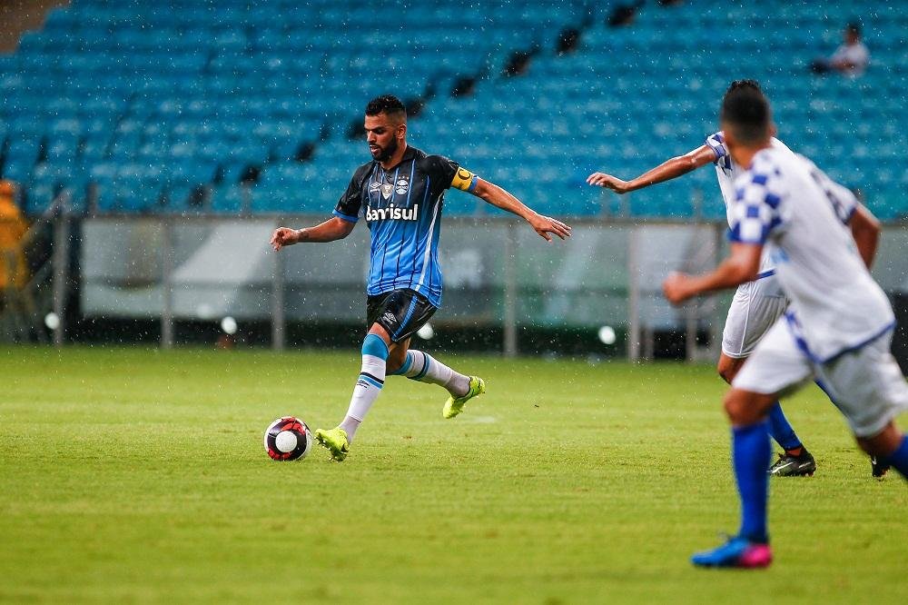 Torcida do Gr&ecirc;mio cobra volante Maicon ap&oacute;s partida contra S&atilde;o Jos&eacute;