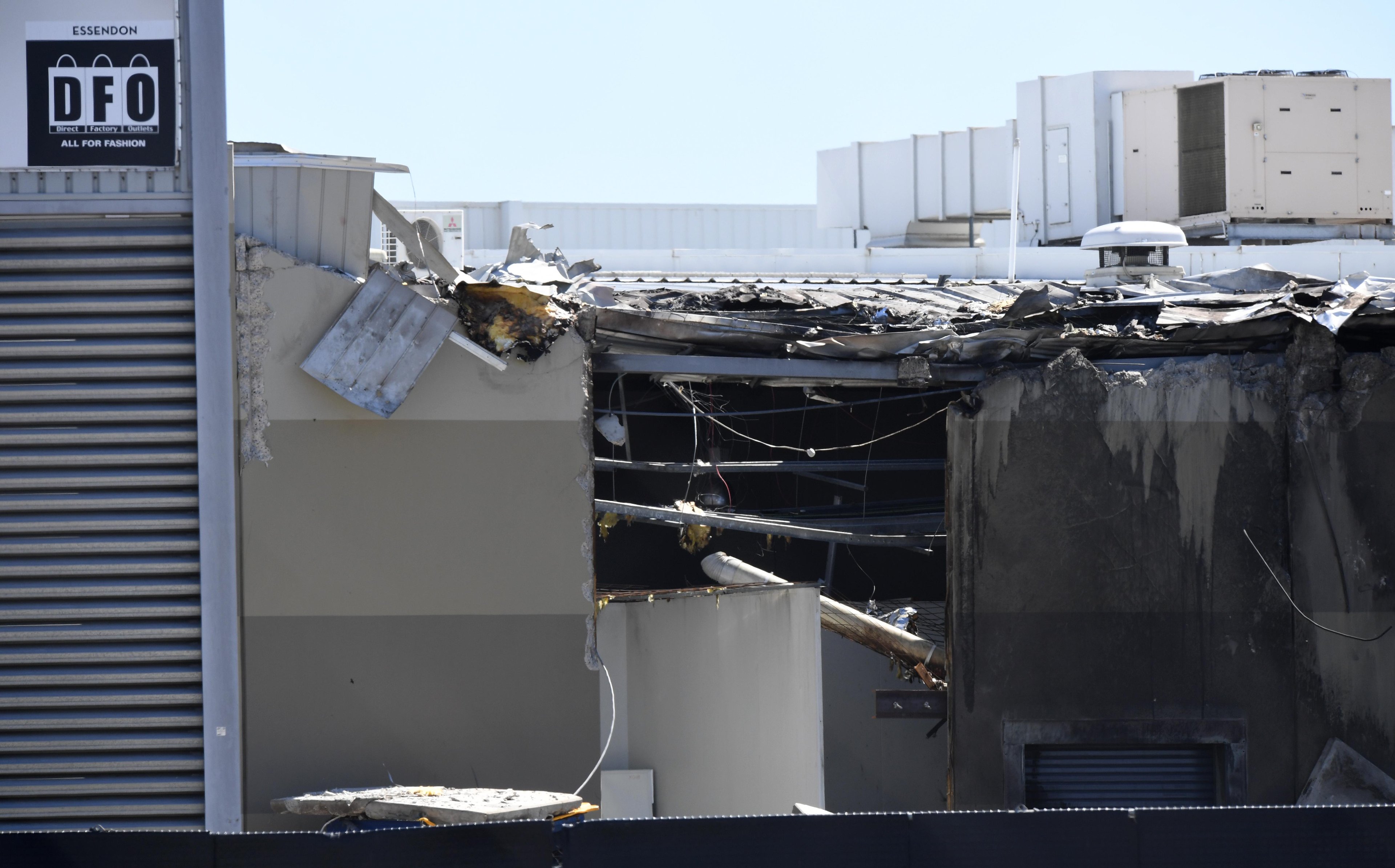 Aeronave atingiu estrutura pouco antes do hor&aacute;rio de abertura das lojas