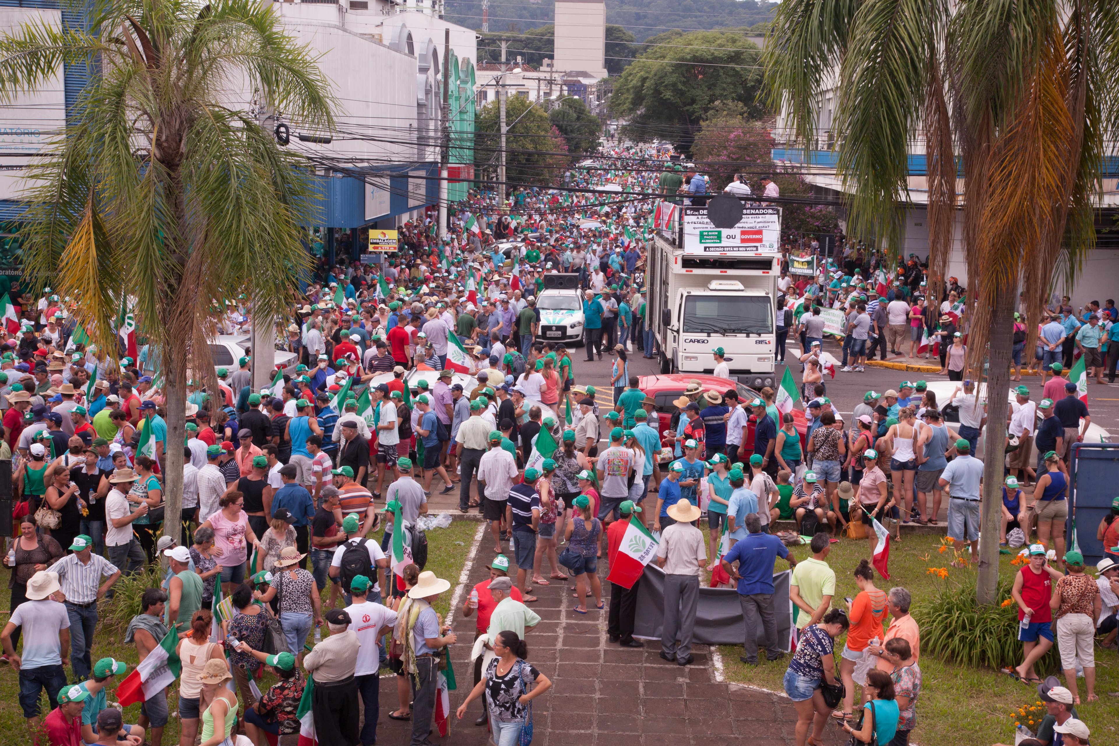 Cerca de tr&ecirc;s mil agricultores participaram de protesto contra reforma da previd&ecirc;ncia