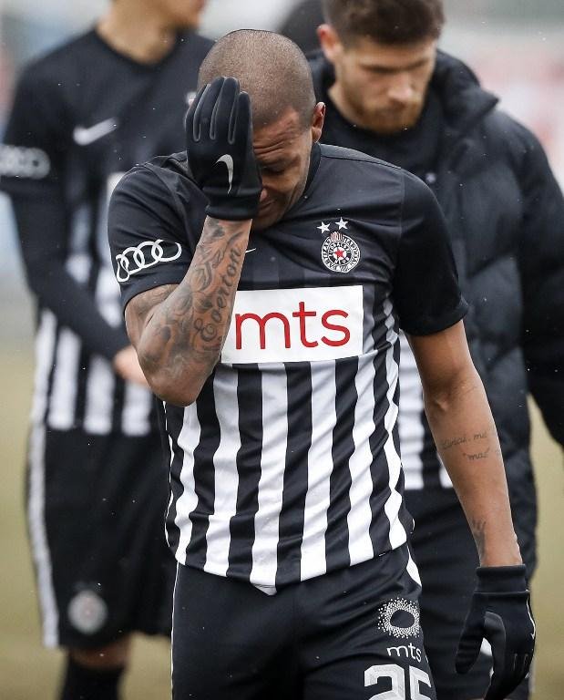 Brasileiro Everton Luiz deixou campo chorando ap&oacute;s ser alvo de ofensas racistas