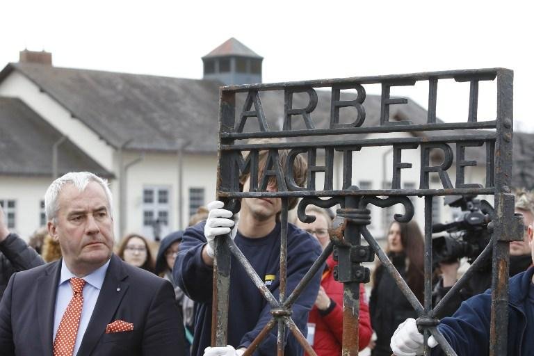 Porta de ferro de aproximadamente 100 quilos n&atilde;o ser&aacute; recolocada na entrada do campo por medidas de seguran&ccedil;a
