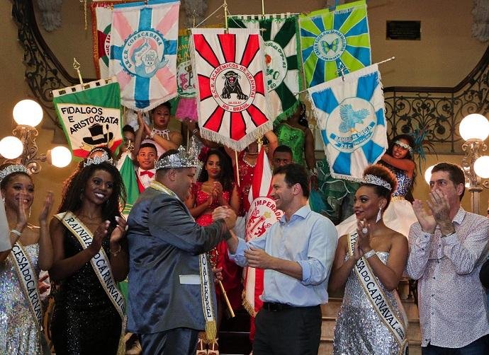 Rei Momo Maur&iacute;cio Melo recebeu Chave da Cidade do prefeito Nelson Marchezan J&uacute;nior