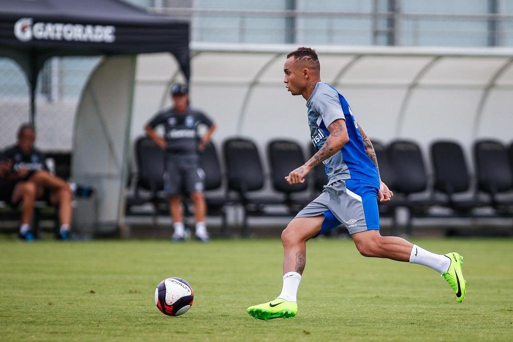 Everton destacou qualidade de Lucas Barrios