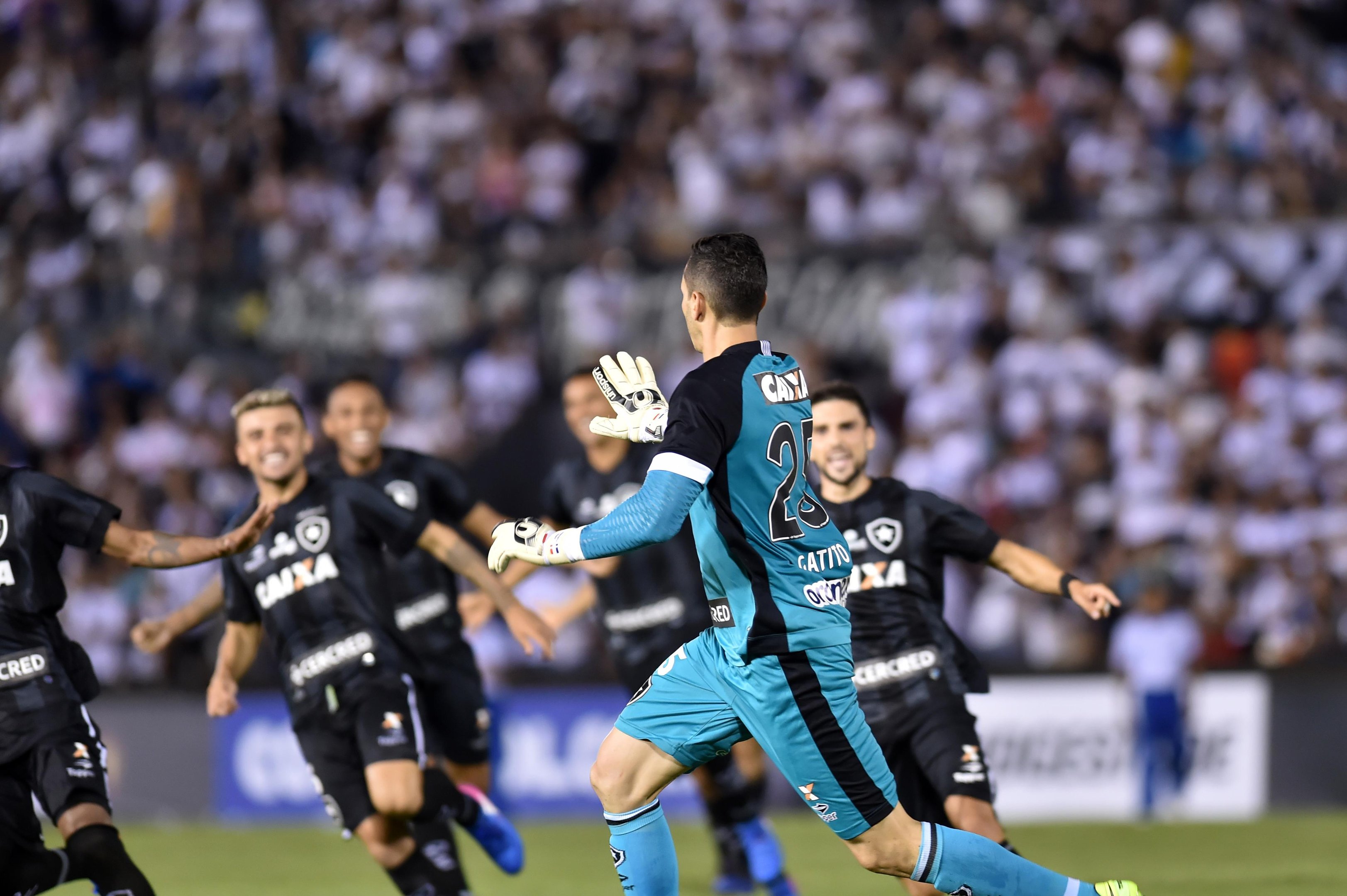 Time carioca perdeu por 1 a 0 no tempo normal, mas goleiro saiu do banco para confirmar 3 a 1 nas penalidades