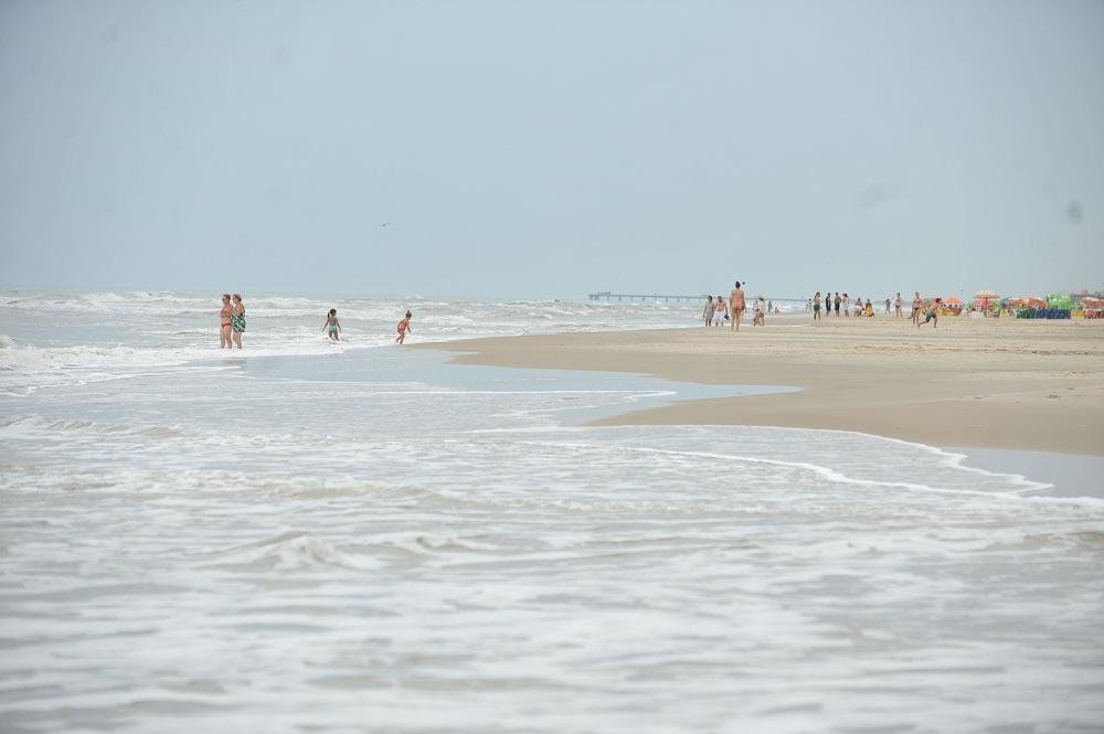 Veranistas aproveitam mar calmo no Litoral Norte 