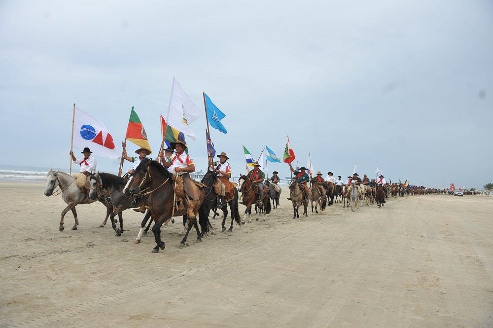 33&ordf; Cavalgada do Mar segue jornada pelas praias do Litoral Norte