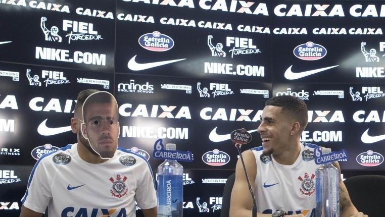 Jogadores do Corinthians brincaram com erro do &aacute;rbitro
