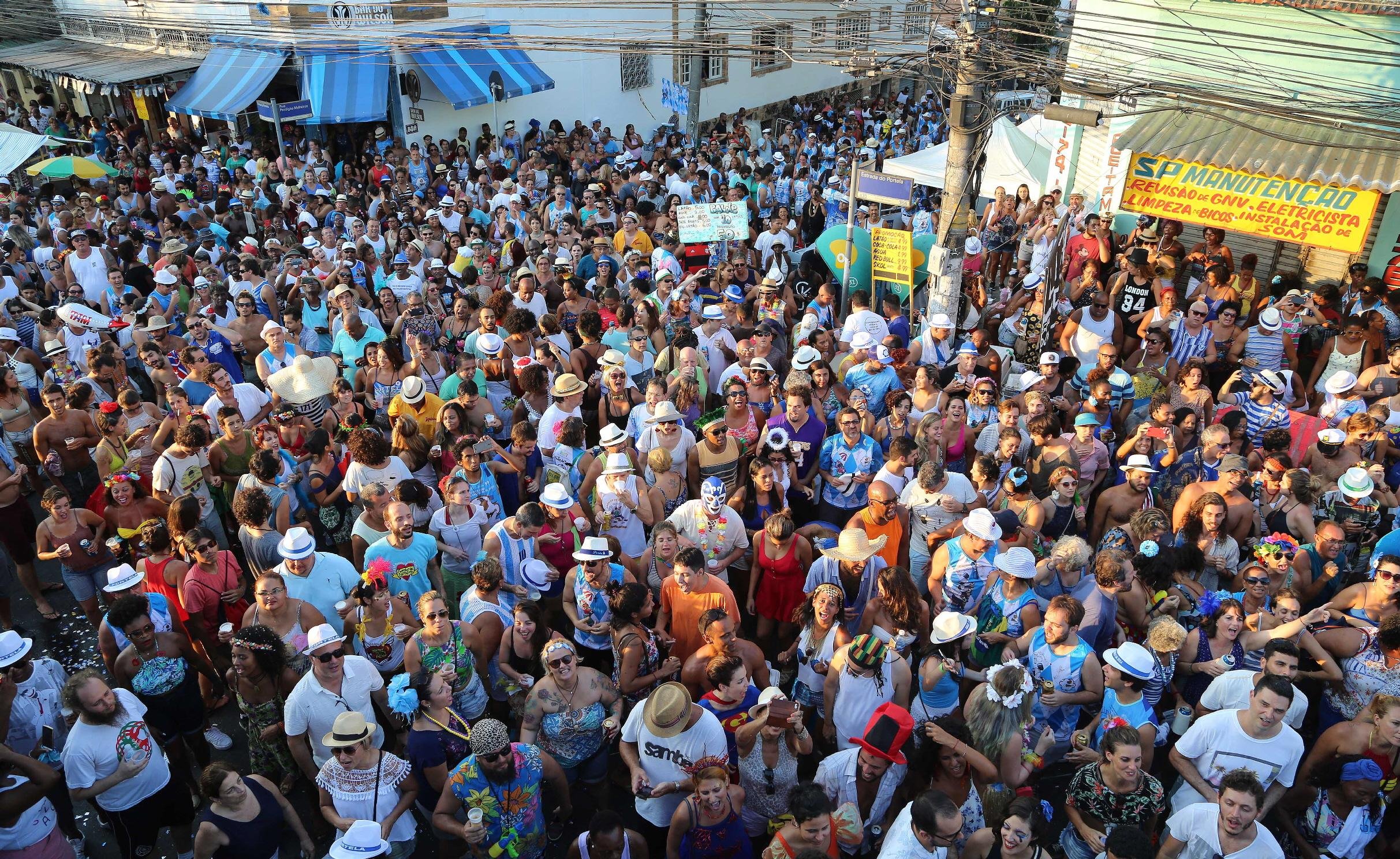 Blocos arraastam milhares de pessoas pelas ruas do Rio de Janeiro