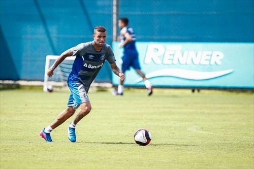 Luan volta a treinar no Gr&ecirc;mio ap&oacute;s duas semanas 
