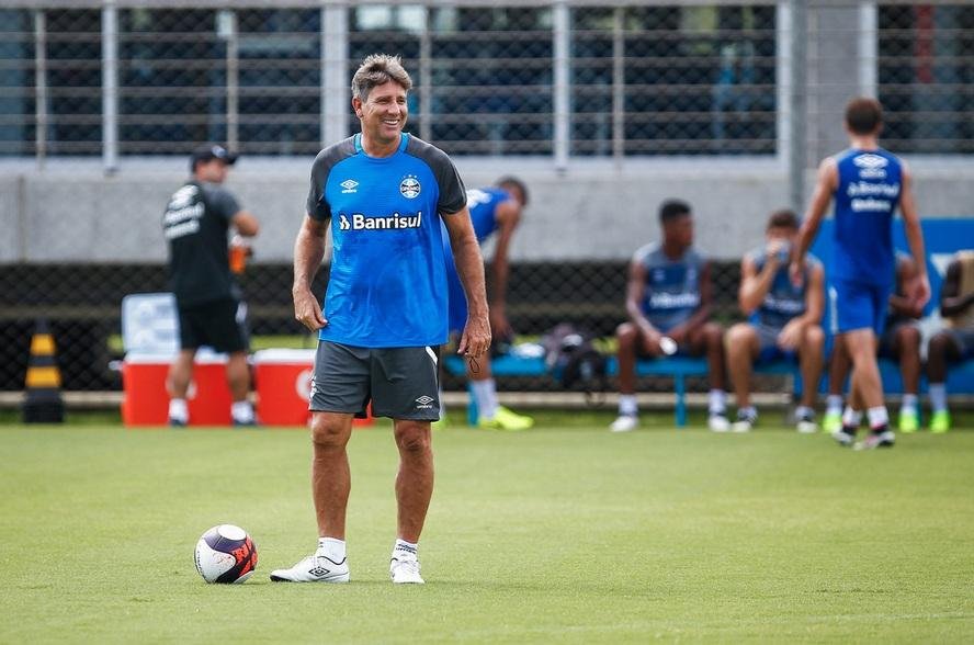 Em tom de brincadeira, Renato diz que mostrar&aacute; DVD com seus gols para Barrios 