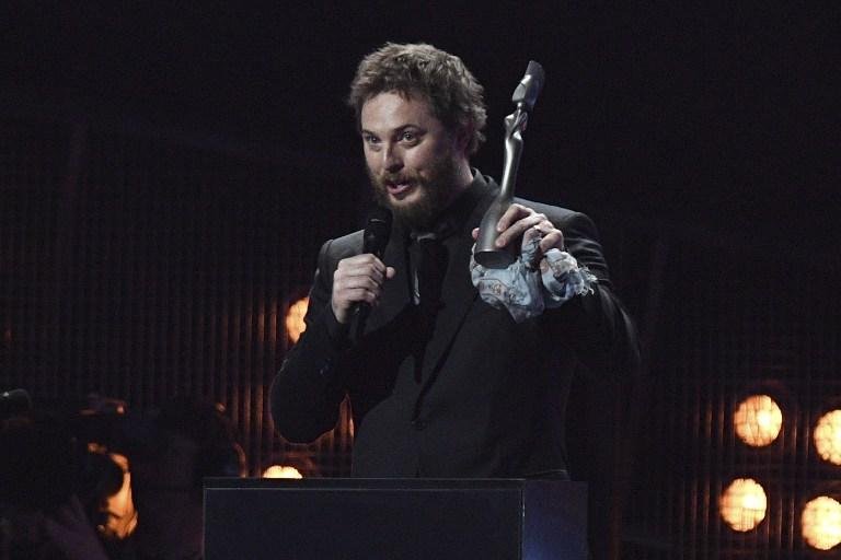 Duncan Jones, filho do artista, foi receber os pr&ecirc;mios
