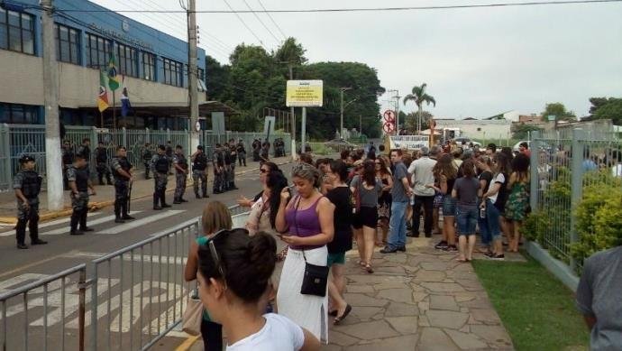 Municip&aacute;rios cercam C&acirc;mara de Cachoeirinha contra vota&ccedil;&atilde;o de pacote de Miki Breier