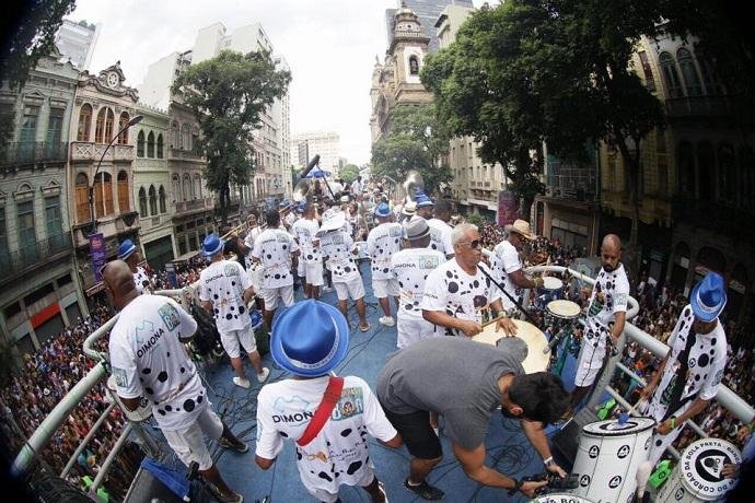Foli&otilde;es usam a tradicional camisa do bloco, branca com as bolas pretas