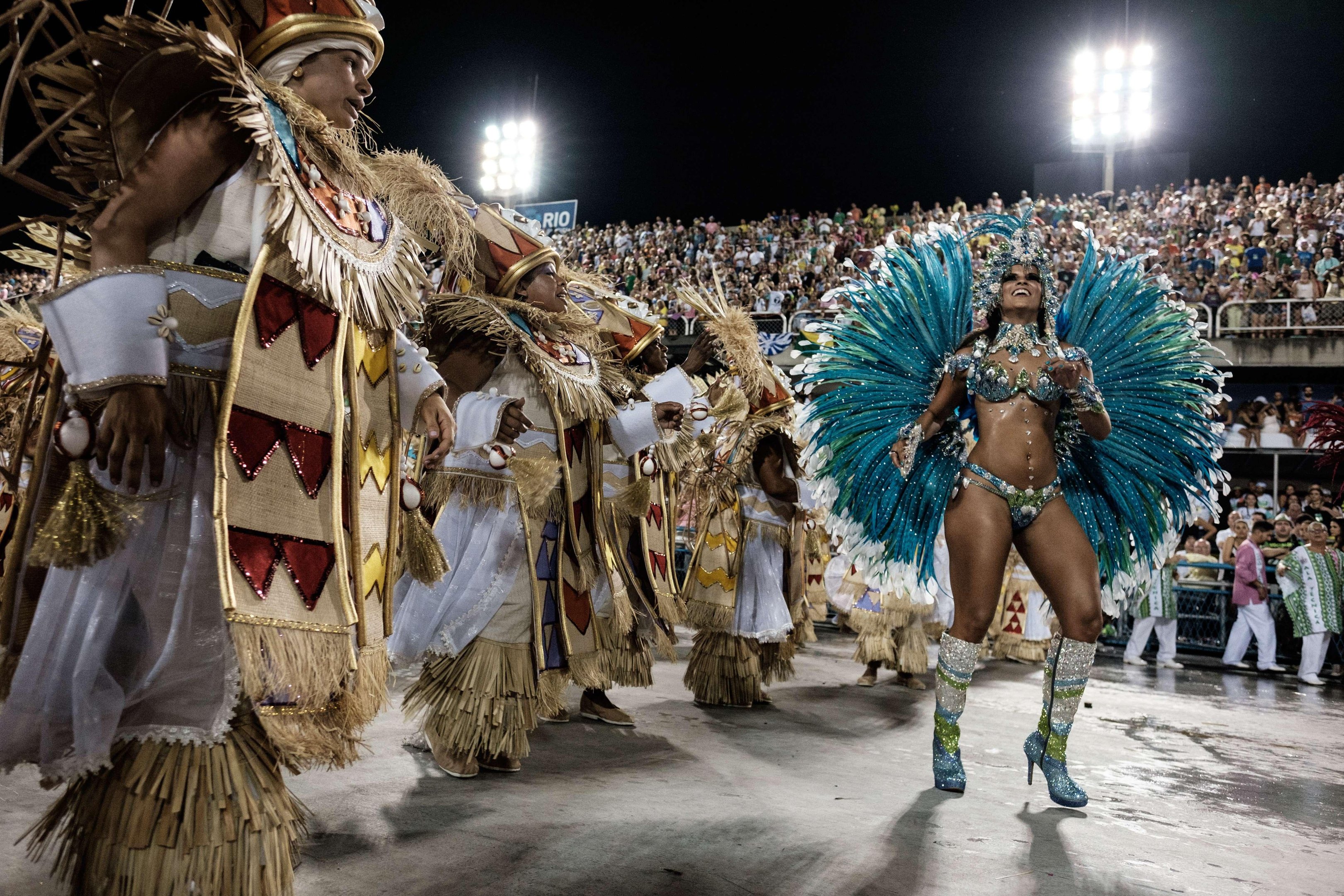 Vencedora de 2016, Mangueira desfila neste domingo