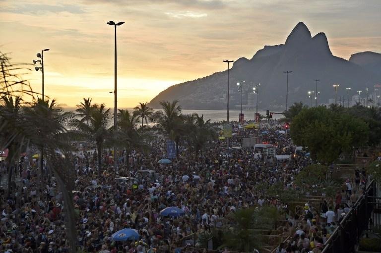 Celular &eacute; o adere&ccedil;o mais usado neste carnaval 