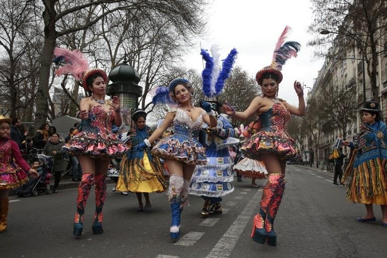 Uma multid&atilde;o invadiu as ruas de Paris para curtir o carnaval