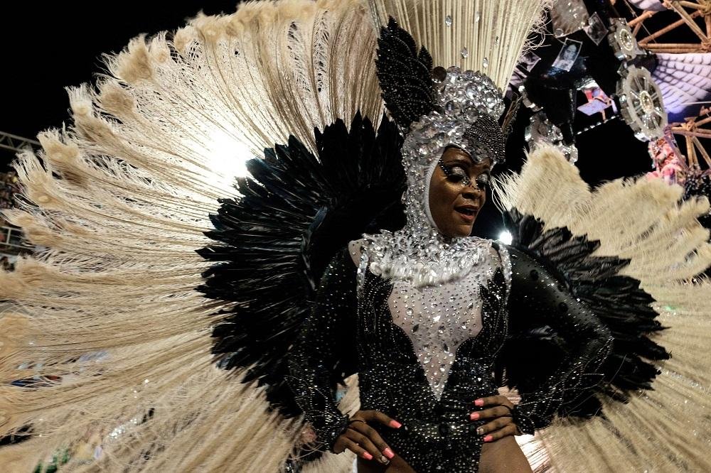 Na luta pelo bicampeonato, Mangueira vai transformar o desfile numa prociss&atilde;o de f&eacute;, samba e alegria, marcada pelo luxo das fantasias