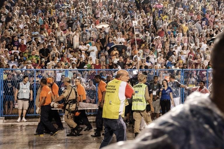 Tr&ecirc;s v&iacute;timas de acidente com carro aleg&oacute;rico no Rio permanecem internadas 