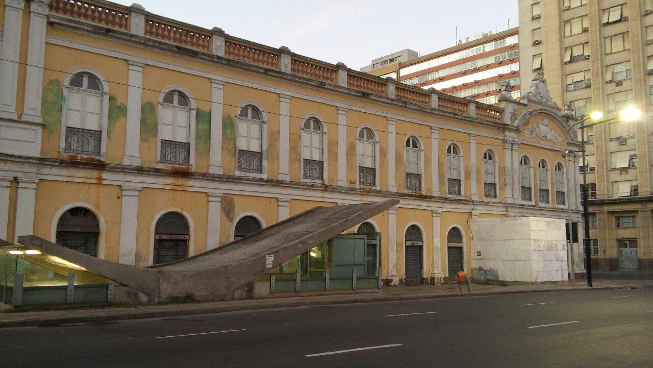 Fachada do Mercado P&uacute;blico de Porto Alegre passa por limpeza