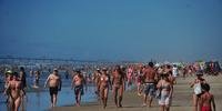 Veranistas aproveitaram terça-feira de Carnaval de tempo bom na beira-mar