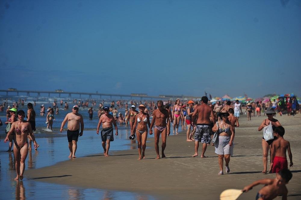 Veranistas aproveitaram ter&ccedil;a-feira de Carnaval de tempo bom na beira-mar