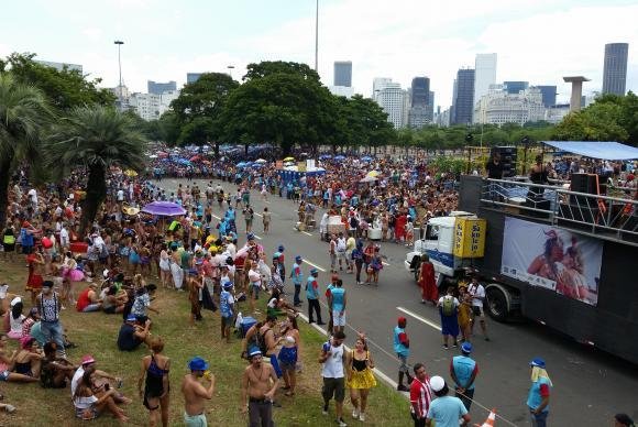 Orquestra Voadora desfila no Aterro do Flamengo e arrasta multid&atilde;o no RJ