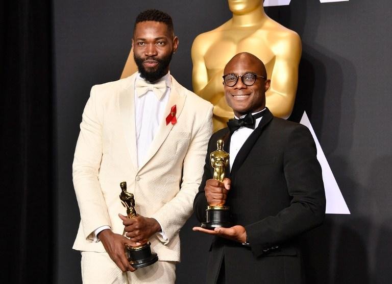 O diretor e roteirista Barry Jenkins, ao lado do autor e roteirista de "Moonlight", Tarell Alvin McCraney