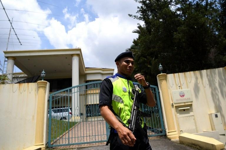 Policial da Mal&aacute;sia vigia frente da Embaixada da Cor&eacute;ia do Norte em Kuala Lumpur