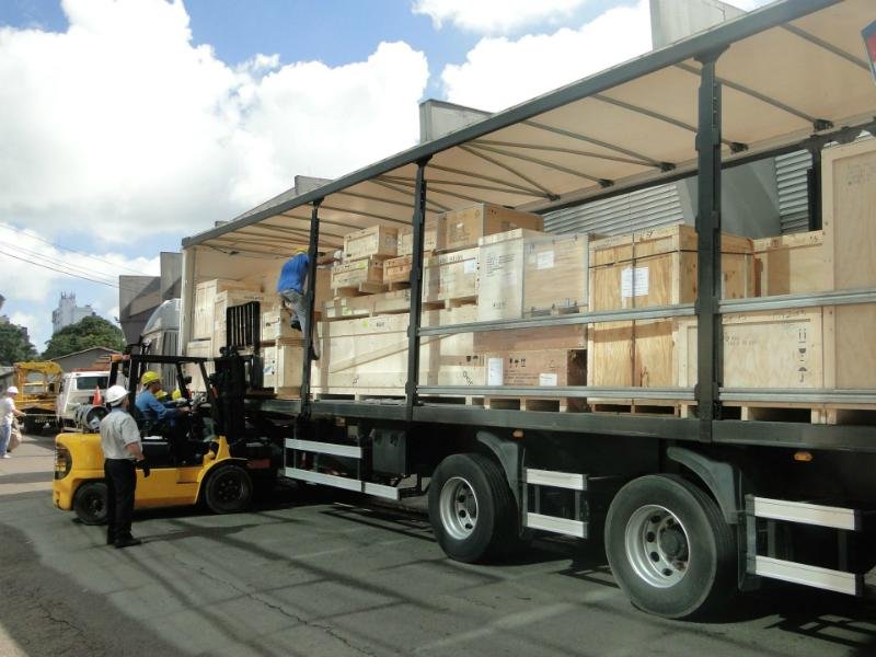 Equipamento foi transportado numa carreta