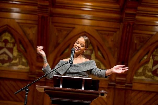 Rihanna comemora pr&ecirc;mio de Harvard de ativista do ano