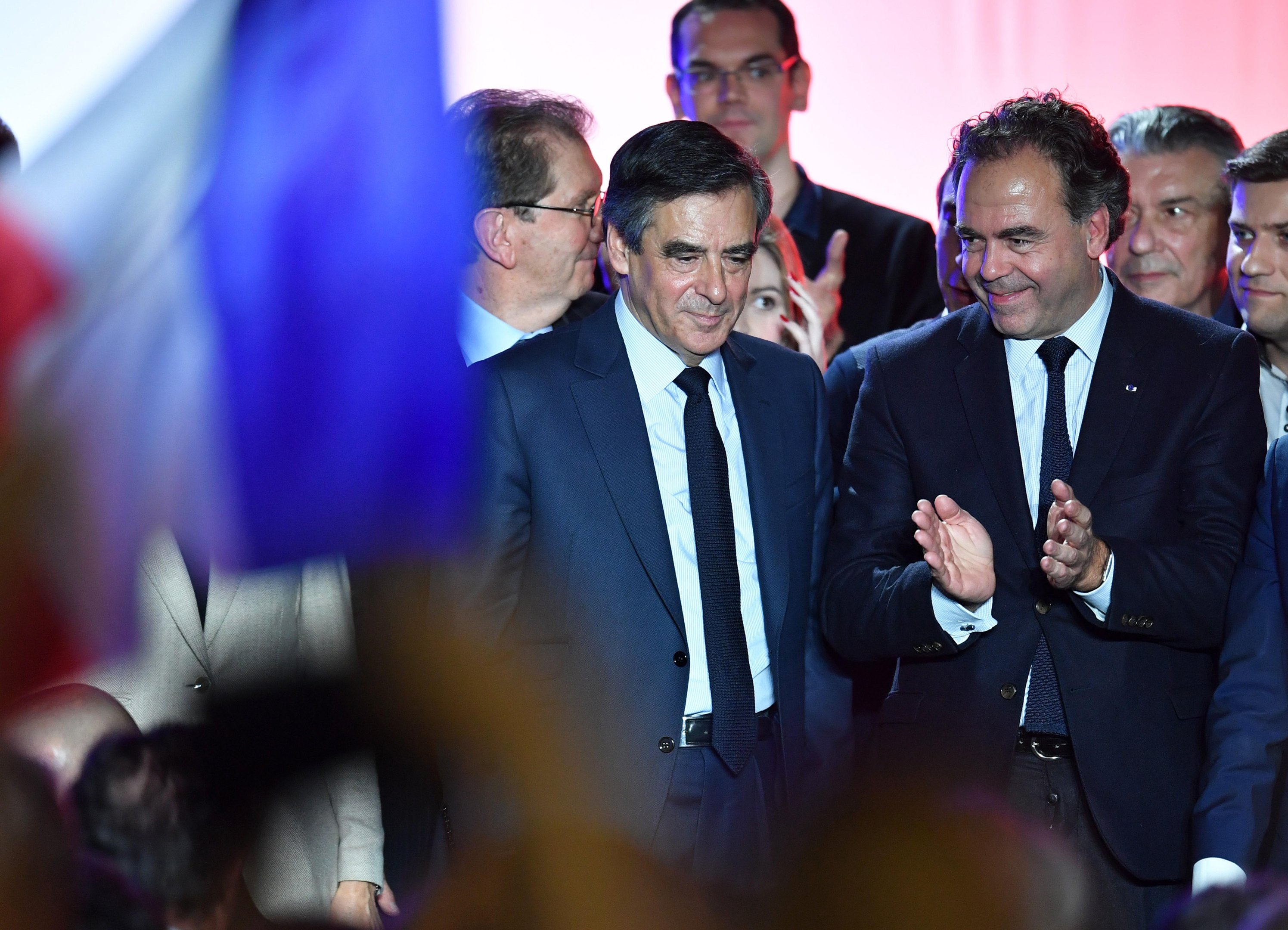 Candidato conservador tenta se recuperar, enquanto centrista Macron cresce nas pesquisas