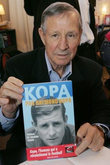Kopa lan&ccedil;ou um livro em 2007