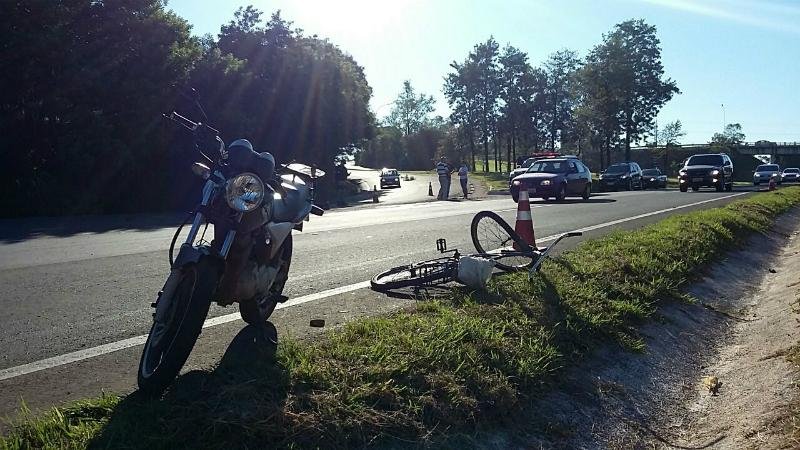 Ciclista morre ap&oacute;s ser atingido por moto