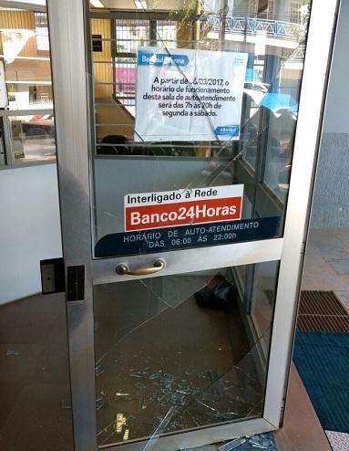 Portas do banco foram danificadas