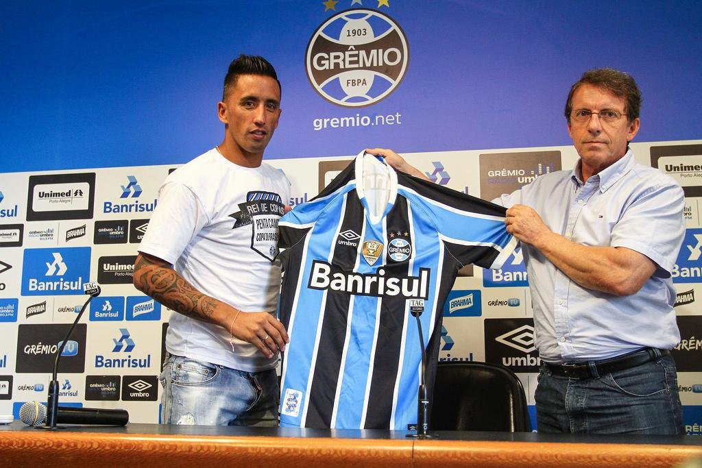 Ap&oacute;s refor&ccedil;os para o ataque, Gr&ecirc;mio quer fechar com um zagueiro