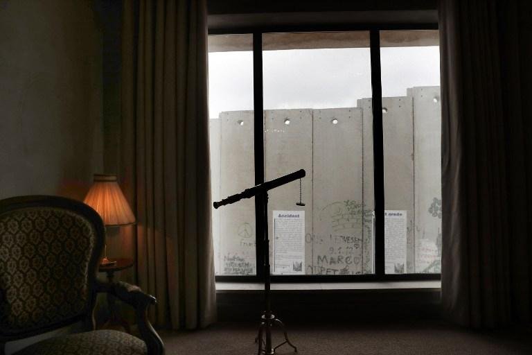 O artista criou sua "instala&ccedil;&atilde;o" no interior de um edif&iacute;cio residencial vazio situado a poucos metros do muro