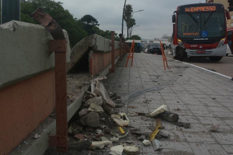 &Ocirc;nibus se chocou contra mureta de viaduto