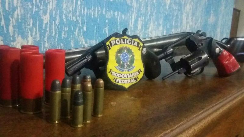 Armas e muni&ccedil;&otilde;es foram apreendidas