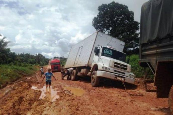 Tr&aacute;fego na BR 163 volta a ser interrompido por causa da chuva no Par&aacute;