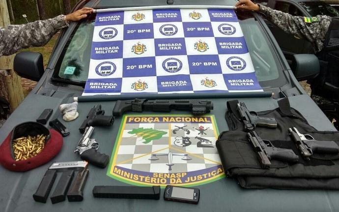 Com o grupo, foram apreendidas pistolas, rev&oacute;lveres e mais de 400 cartuchos de muni&ccedil;&atilde;o