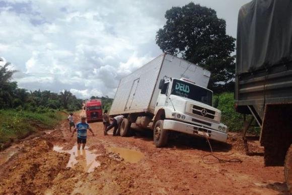 Chuva provocou atoleiros ao longo de um trecho que n&atilde;o &eacute; pavimentado