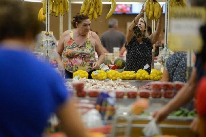 O item alimenta&ccedil;&atilde;o passou de uma infla&ccedil;&atilde;o de 0,34% em janeiro para uma defla&ccedil;&atilde;o de 0,45% em fevereiro