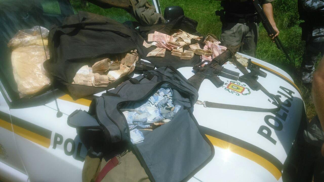 Com a dupla foram apreendidas armas e dinheiro
