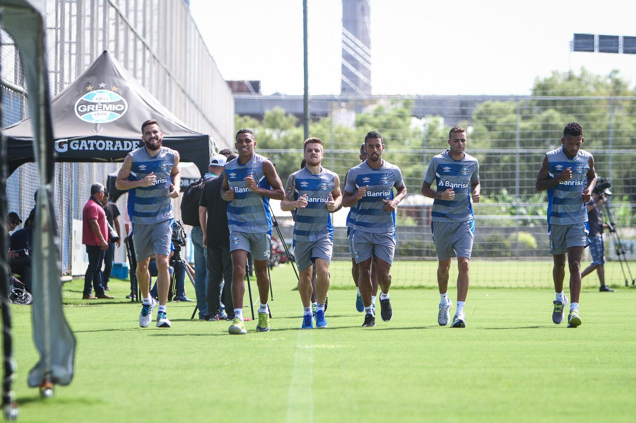 Jogadores que atuaram no Gre-Nal correram em volta do gramado